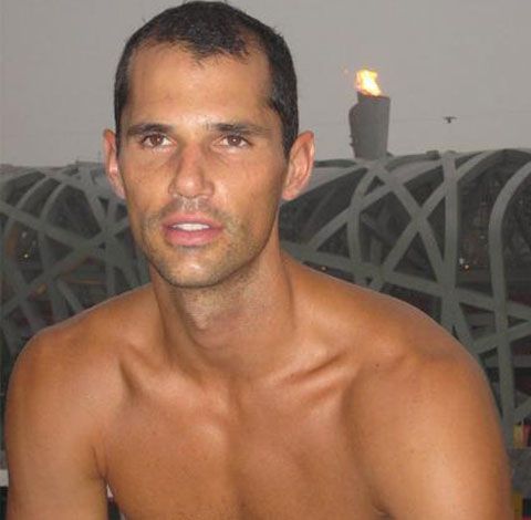 VIDEO / Un campion european la săritura cu prăjina a defilat gol pe străzile Parisului!