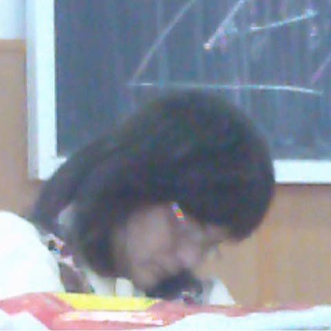 O profesoară din Ploieşti a fost filmată de elevi dormind în timpul orei de curs