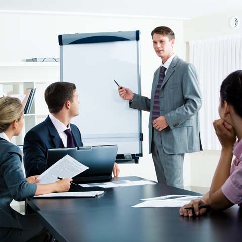 Proprietarii de IMM-uri îşi reorientează afacerile pentru a scăpa de criză