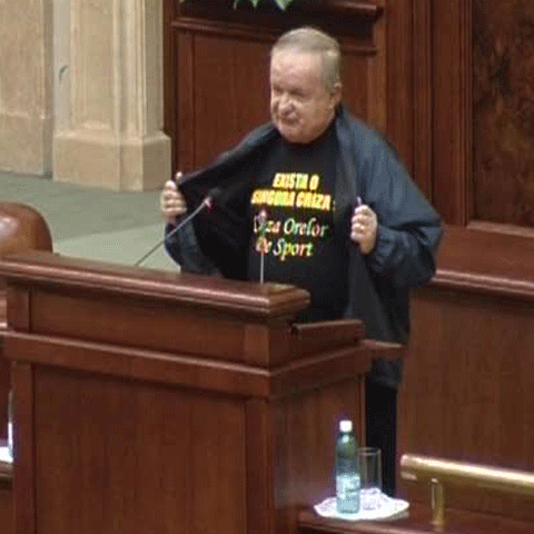 Senatorul PNL Cristian Ţopescu a protestat faţă de reducerea orelor de sport la liceu