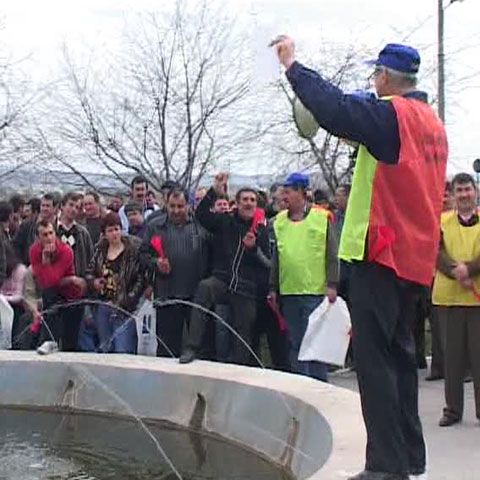 600 de angajaţi ai Uzinelor Sodice Govora au protestat în faţa societăţii 