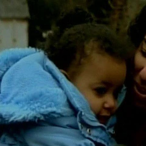 SUA: O fetiţă a fost prinsă de doi trecători după ce a căzut de la etaj 