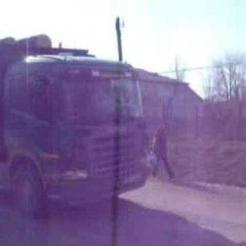 Casele din satul Vorona, judetul Botoşani, sunt distruse de camioanele de mare tonaj