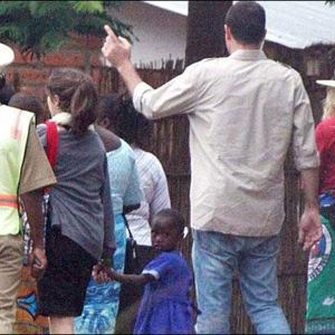 Prima fotografie cu fetiţa adoptată de Madonna 