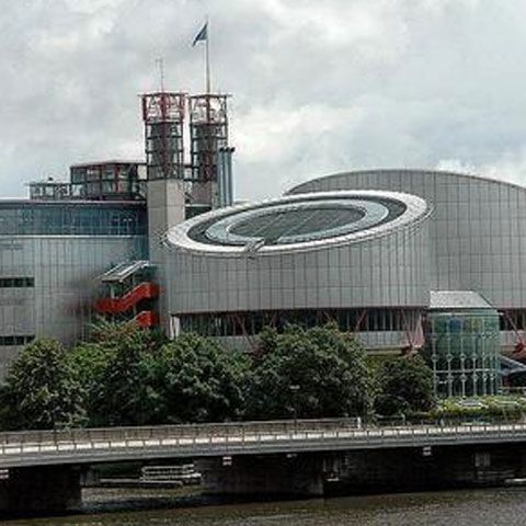 Un bărbat de origine română ameninţă că îşi va da foc în sediul CEDO