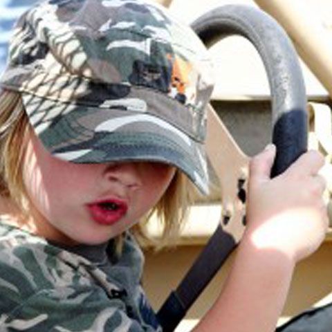 Un copil de 4 ani a fost lăsat de părinţi să conducă un camion. Cum comentaţi fapta părintelui?