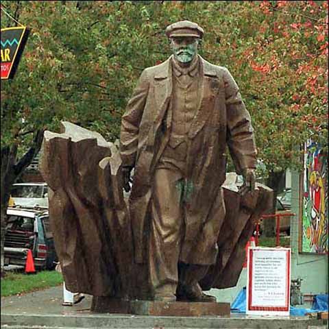 Lenin, victima unor atacuri în serie