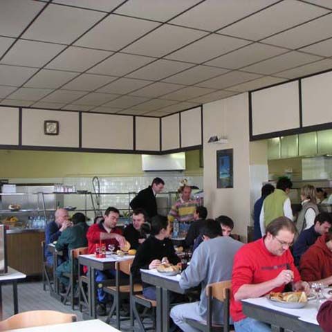 Au renunţat la restaurante şi au ajuns să mănânce la cantina săracilor