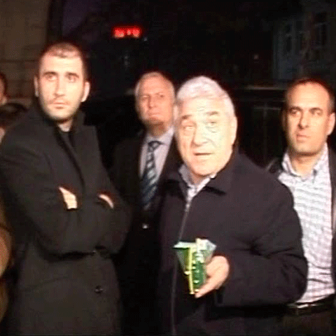 Un cameraman şi un reporter au fost agresaţi de susţinătorii lui Becali la Judecătoria Sectorului 1