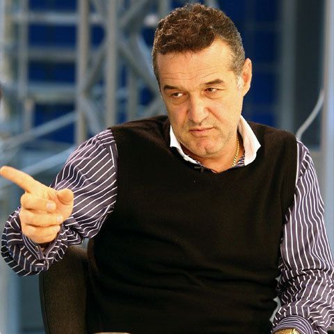 Parchet: Unul dintre hoţii maşinii lui Gigi Becali a fost împuşcat şi băgat cu forţa în portbagaj 