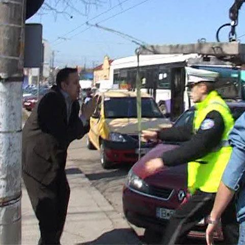 Poliţiştii timişoreni au împiedicat un bărbat să îşi ia tortul din maşina parcată ilegal. VEZI VIDEO