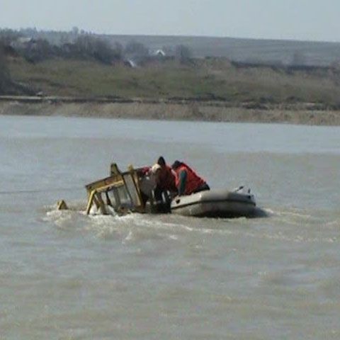 Pompierii au salvat din apele râului Suceava o familie care încercase să îl treacă cu un excavator