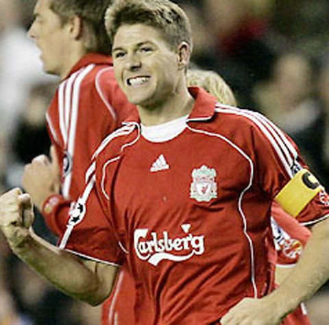 Steven Gerrard şi-a prelungit contractul cu Liverpool până în 2013