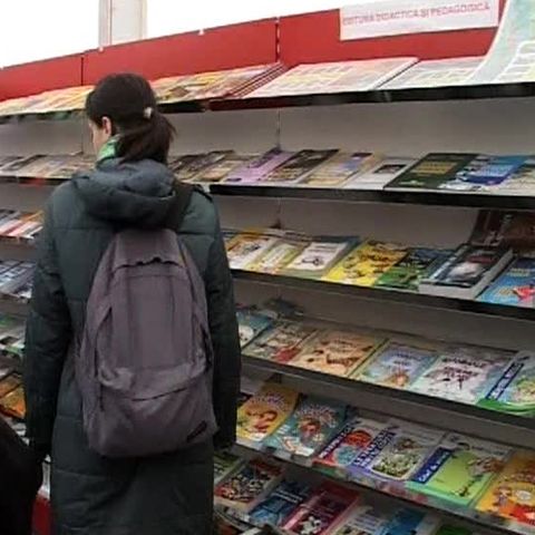Editurile spun că ieftinirile sunt singura soluţie ca să mai vândă cărţi 