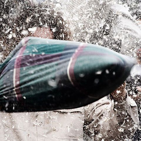 Budapesta, asuprită de fulgi zburători, cu ocazia Zilei Internaţionale a Bătăii cu Perne  - VEZI VIDEO