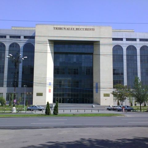 Sute de susţinători ai lui Becali au protestat în faţa Tribunalului Bucureşti