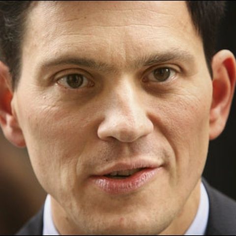 Un e-mail semnat de David Miliband solicită date bancare, pentru furnizarea de ajutoare anticriză