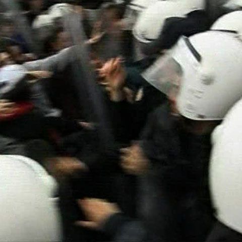 Mii de turci au protestat la Ankara faţă de prezenţa lui Barack Obama în ţara lor