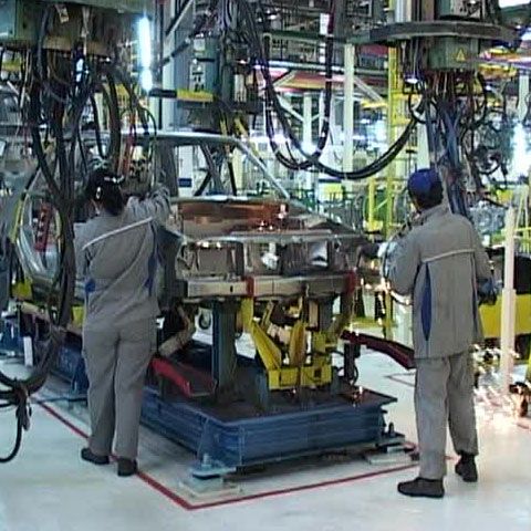 Situaţia angajaţilor uzinei de la Mioveni se îmbunătăţeşte: Dacia are comenzi ferme până la sfârşitul lunii august