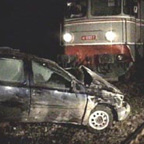 Maşina unui şofer din Maramureş, spulberată de un tren în Bistriţa-Năsăud 