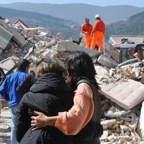 O studentă din Italia a fost scoasă de sub dărâmături după 23 de ore