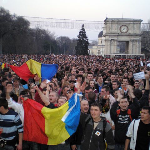În timp ce populaţia protesta pe străzi, televiziunea publică din R. Moldova difuza emisiuni de divertisment 