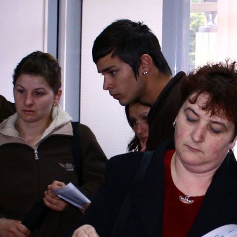 Emil Boc: Firmele care angajează şomeri vor primi 50% din valoarea salariilor lor din bani UE