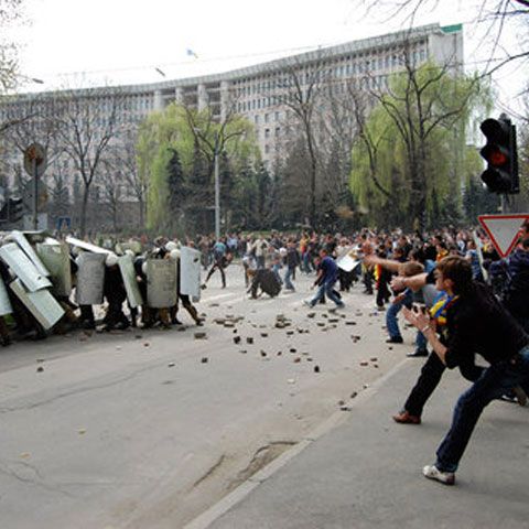 O femeie a murit şi cel puţin 50 de persoane au fost rănite în urma ciocnirilor de marţi, de la Chişinău 
