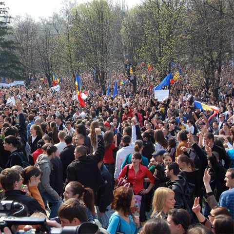 Voronin le-a spus ambasadorilor că din România au venit autobuze cu tineri pentru a protesta