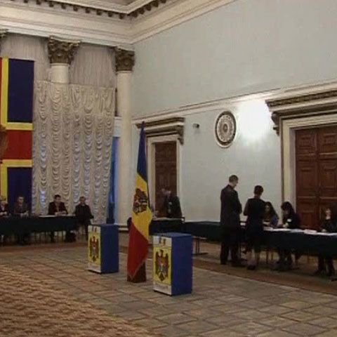 Guvernul de la Chişinău şi opoziţia au convenit să fie renumărate voturile 