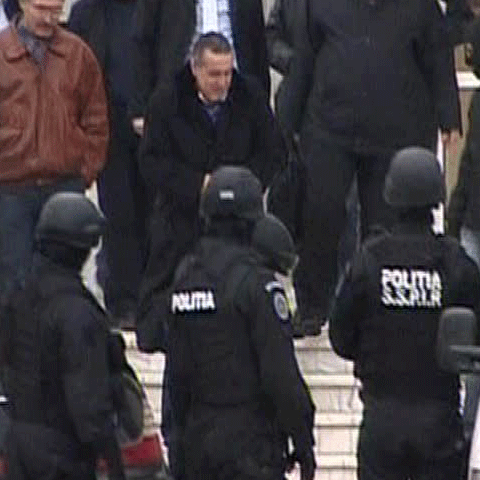 Avocaţii au patru soluţii la dispoziţie pentru a-l scoate din închisoare pe Gigi Becali