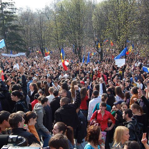 Corespondenţă specială din Chişinău: "Un-doi, un-doi, comuniştii la gunoi!"