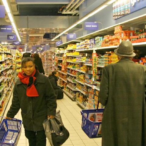 Locuitorii din vestul ţării îşi fac cumpărăturile de Paşti în Ungaria, preţurile fiind la jumătate