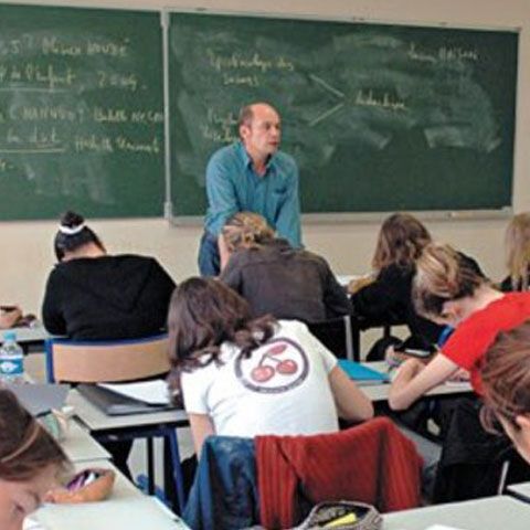 Dascălii vor pierde, în medie, la salariu circa 300 de lei pe lună, potrivit proiectului de rectificare bugetară