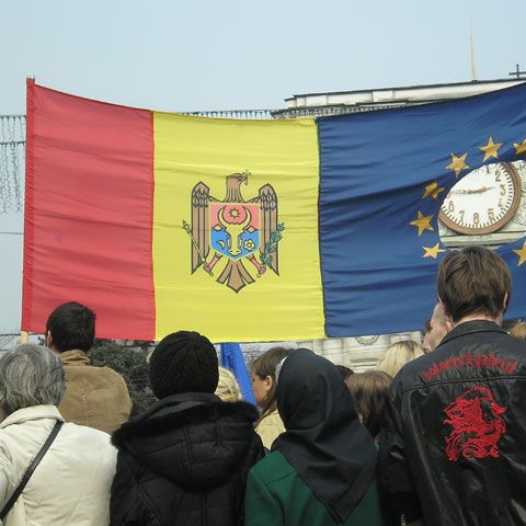Doi oficiali de la MAI au stat de vorbă cu protestatarii de la Chişinău