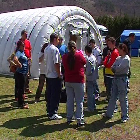 35 de români din Italia trăiesc în corturi după ce casele le-au fost distruse de cutremur 