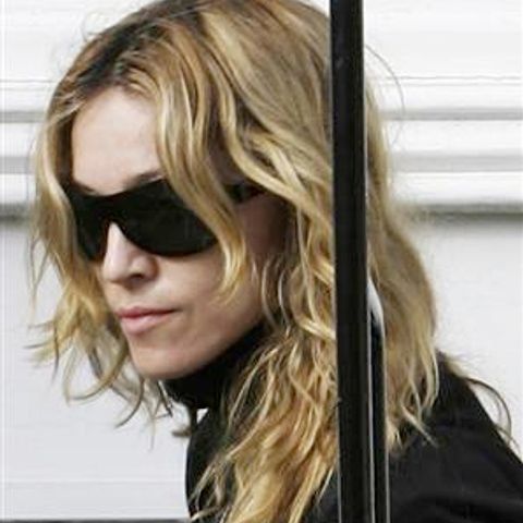 Madonna plânge pe umărul lui Guy Ritchie 