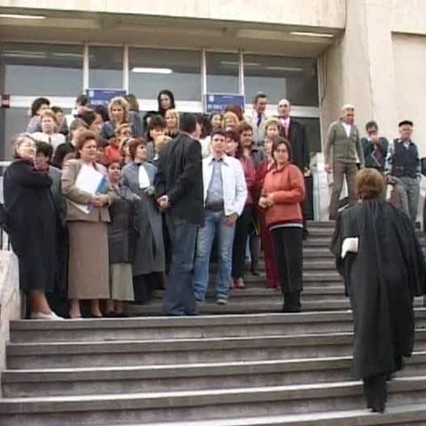 Grefierii de la Judecătoria Argeş au protestat, nemulţumiţi pentru că nu şi-au primit sporurile salariale