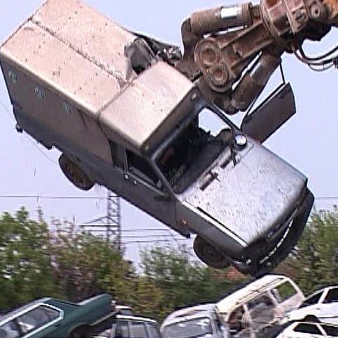 Peste 100 de maşini abandonate au fost distruse în Bucureşti 