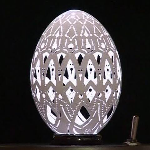 Un fost electrician sculptează în coajă de ou, în Slovenia 