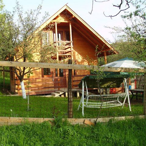 Borbely susţine că pentru romi trebuie construite case, nu blocuri