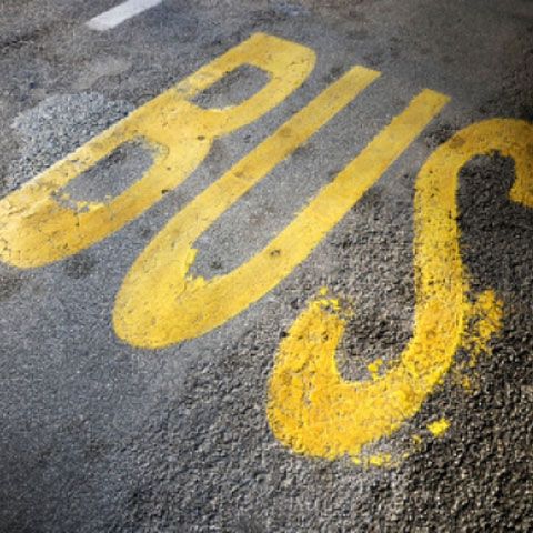 Un bărbat a traversat Europa sub un autocar