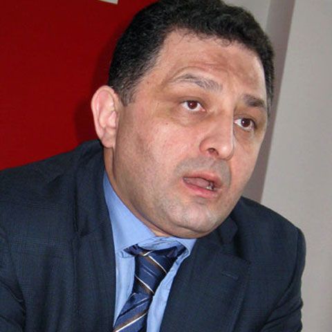 Vanghelie: Traian Băsescu, din campion în lupta cu ţepele din Piaţa Victoriei, a ajuns acum să se culce pe ţepe