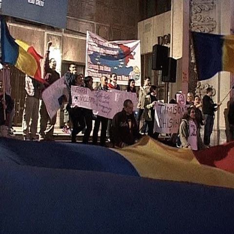 A patra seară la rând tinerii s-au adunat să protesteze în faţa TNB 