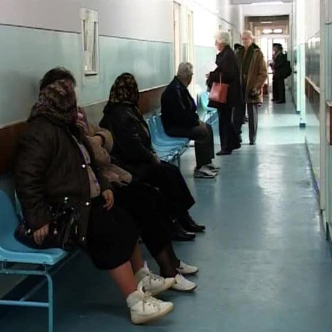 Medicii specialişti se tem că salariile lor vor scădea considerabil 