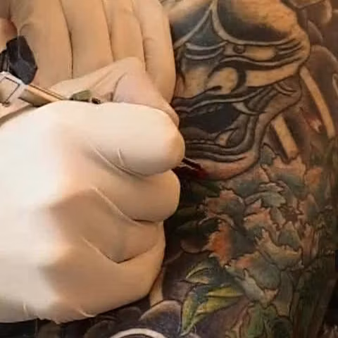 Românii, mai interesaţi de tatuaje şi de piercinguri pe timpul crizei