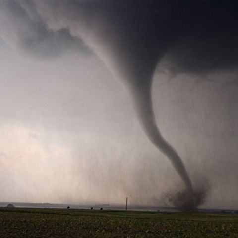 Incendii şi tornade puternice în sudul SUA, soldate cu morţi, răniţi şi case distruse