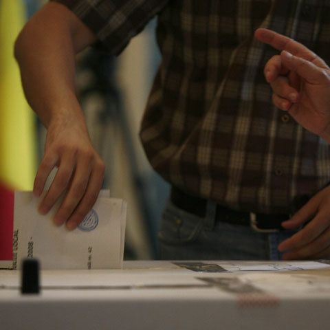 Curtea Constituţională moldoveană amână cu o zi decizia de renumărare a voturilor