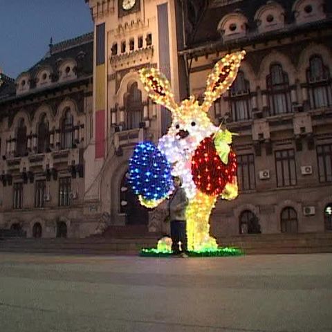 Craiova a îmbrăcat de sâmbătă seară straie de sărbătoare