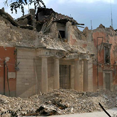 Mai multe clădiri care s-au prăbuşit în Italia în urma cutremurului încălcau normele de construcţie